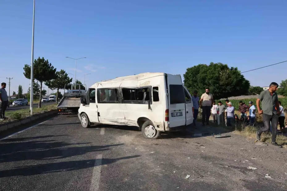 Tarım işçilerini taşıyan minibüs takla attı: 9 yaralı