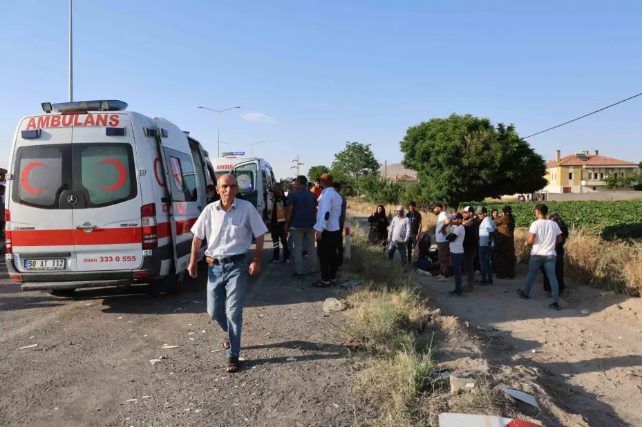Tarım işçilerini taşıyan minibüs takla attı: 9 yaralı