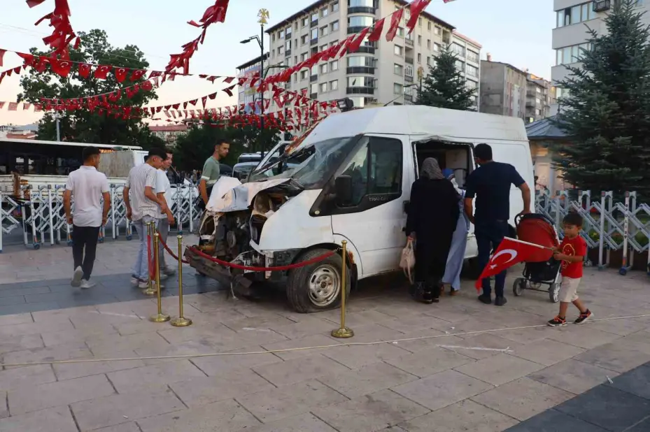 15 Temmuz darbe girişiminde hasar gören minibüs Sivas’ta sergileniyor