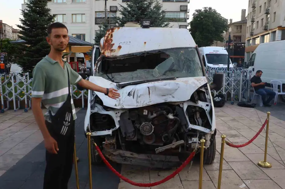 15 Temmuz darbe girişiminde hasar gören minibüs Sivas’ta sergileniyor