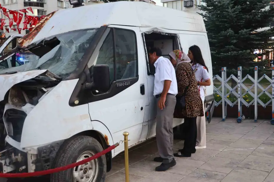 15 Temmuz darbe girişiminde hasar gören minibüs Sivas’ta sergileniyor