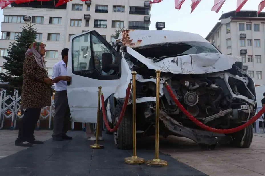 15 Temmuz darbe girişiminde hasar gören minibüs Sivas’ta sergileniyor