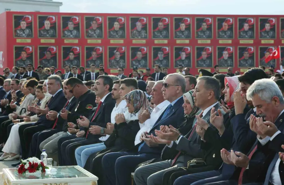 Cumhurbaşkanı Erdoğan: "Devletine ihanet edenler, milletine kurşun sıkanlar, ruhunu 1 dolara satan alçaklar bunun bedelini mutlaka ödeyecekler"