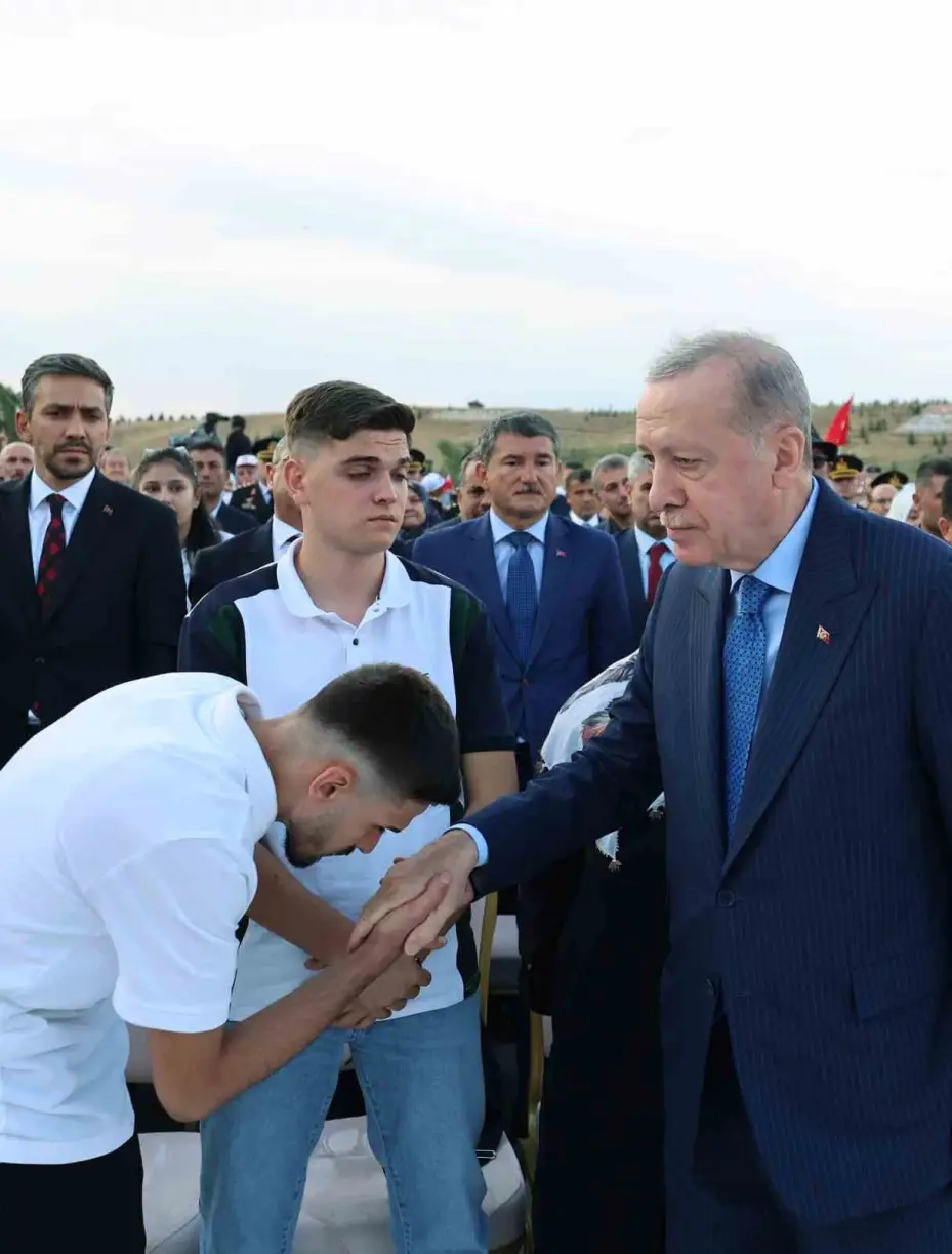 Cumhurbaşkanı Erdoğan: "Devletine ihanet edenler, milletine kurşun sıkanlar, ruhunu 1 dolara satan alçaklar bunun bedelini mutlaka ödeyecekler"