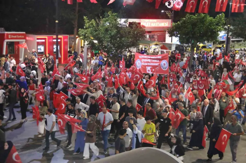Sivas’ta "15 Temmuz Milli Birlik ve Demokrasi Yürüyüşü" düzenlendi, meydan doldu taştı