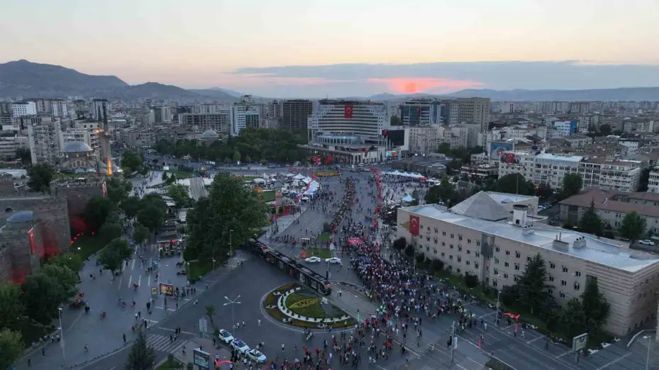 Kayseri’de 15 Temmuz’da vatandaşlar Cumhuriyet Meydanı’nı doldurdu