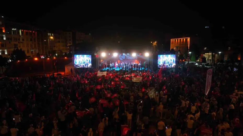 Kayseri’de 15 Temmuz’da vatandaşlar Cumhuriyet Meydanı’nı doldurdu