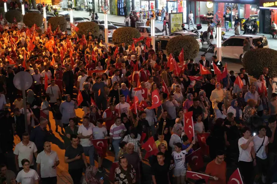 Niğde’de 15 Temmuz fener alayı düzenlendi