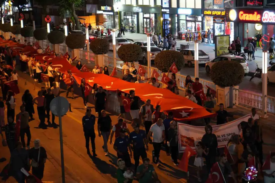 Niğde’de 15 Temmuz fener alayı düzenlendi