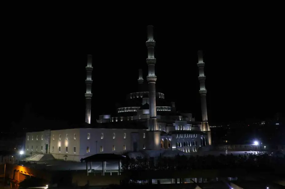 Darbe girişiminde birlik ve beraberliğin sembolü olan selayı Diyanet İşleri Başkanı Erbaş okudu