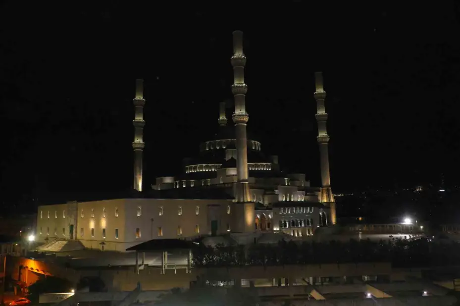 Darbe girişiminde birlik ve beraberliğin sembolü olan selayı Diyanet İşleri Başkanı Erbaş okudu