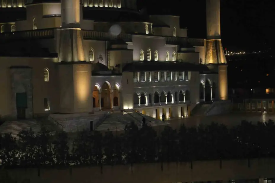 Darbe girişiminde birlik ve beraberliğin sembolü olan selayı Diyanet İşleri Başkanı Erbaş okudu