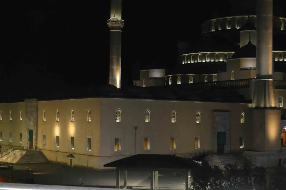 Darbe girişiminde birlik ve beraberliğin sembolü olan selayı Diyanet İşleri Başkanı Erbaş okudu