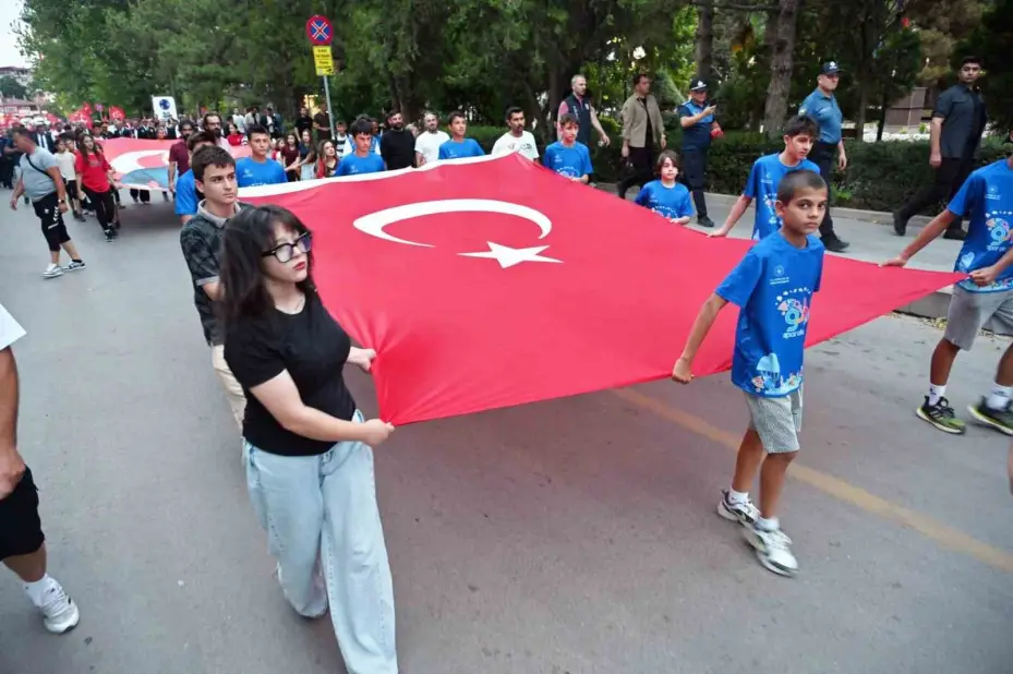 İhanetin karşısında milletin zaferi 9. yılında: Aynı ruhla yeniden meydanlar doldu