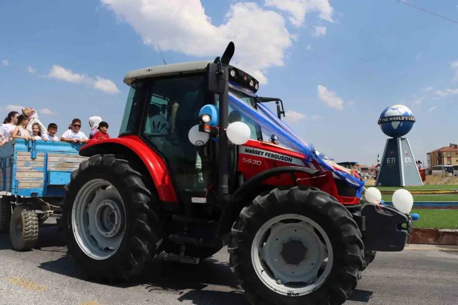 Traktör konvoyu ile sünnet düğünü