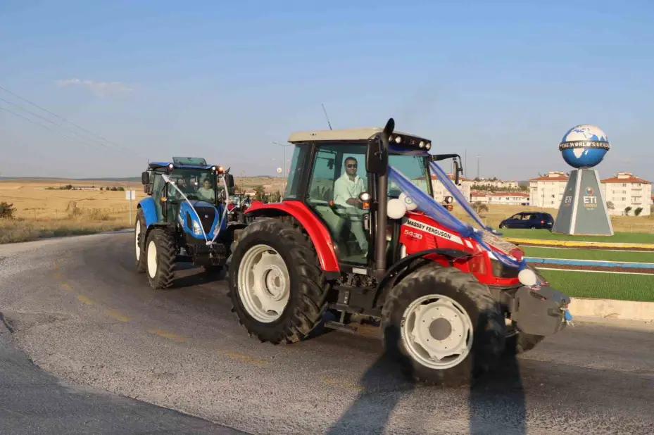 Traktör konvoyu ile sünnet düğünü