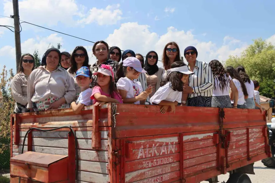 Traktör konvoyu ile sünnet düğünü