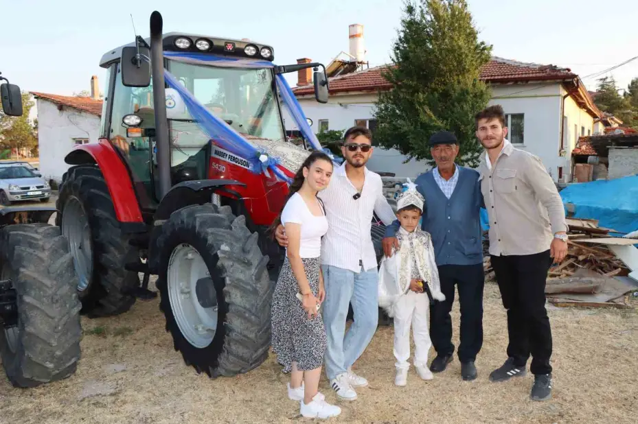 Traktör konvoyu ile sünnet düğünü