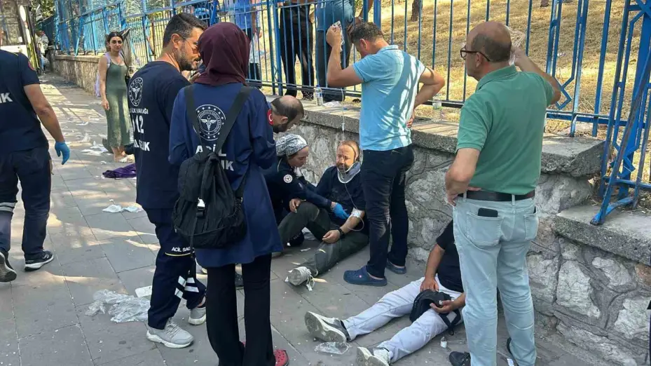 Ankara’da belediye otobüsü önce iki araca, sonra üst geçitin ayağına çarptı: 20 yaralı
