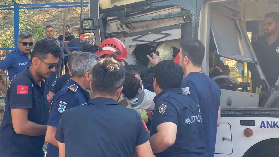 Ankara’da belediye otobüsü önce iki araca, sonra üst geçitin ayağına çarptı: 20 yaralı
