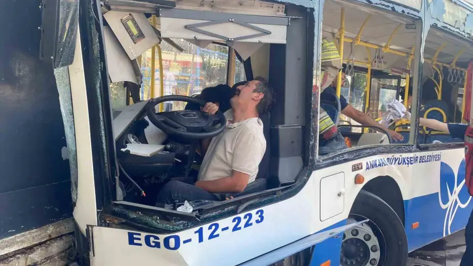 Ankara’da belediye otobüsü önce iki araca, sonra üst geçitin ayağına çarptı: 20 yaralı