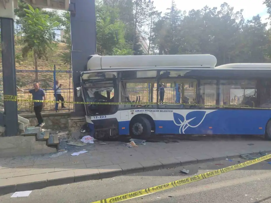 Ankara’da belediye otobüsü önce iki araca, sonra üst geçitin ayağına çarptı: 20 yaralı