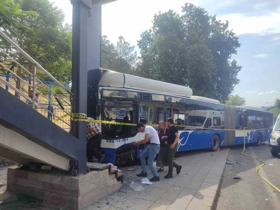 Ankara’da belediye otobüsü önce iki araca, sonra üst geçitin ayağına çarptı: 20 yaralı