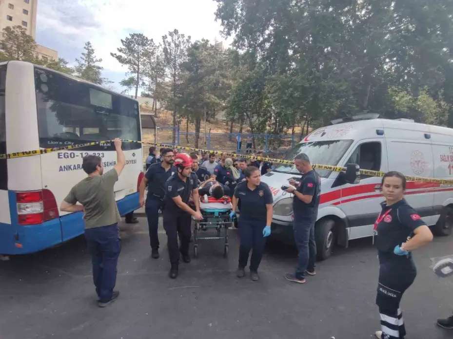 Ankara’da belediye otobüsü önce iki araca, sonra üst geçitin ayağına çarptı: 20 yaralı