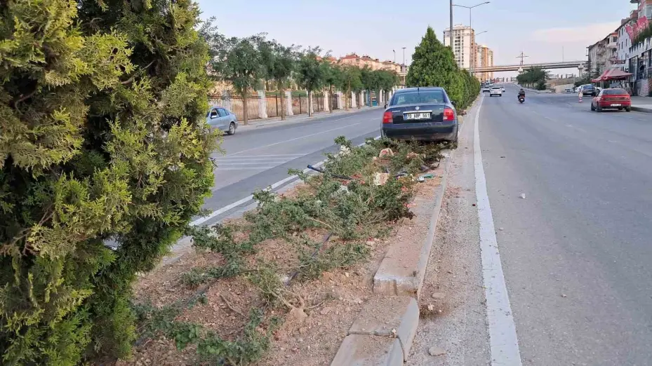 Karaman’da kontrolden çıkan otomobil refüje çıktı: 1 yaralı