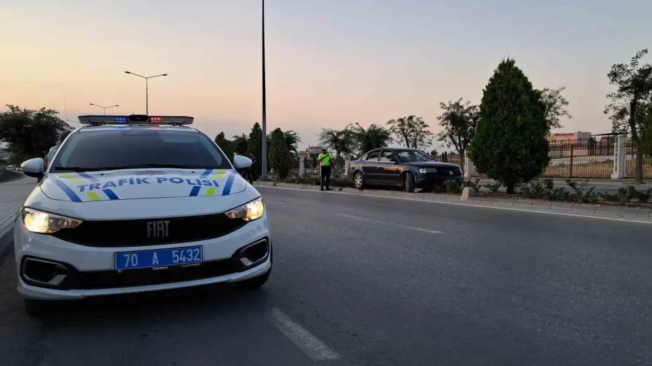 Karaman’da kontrolden çıkan otomobil refüje çıktı: 1 yaralı
