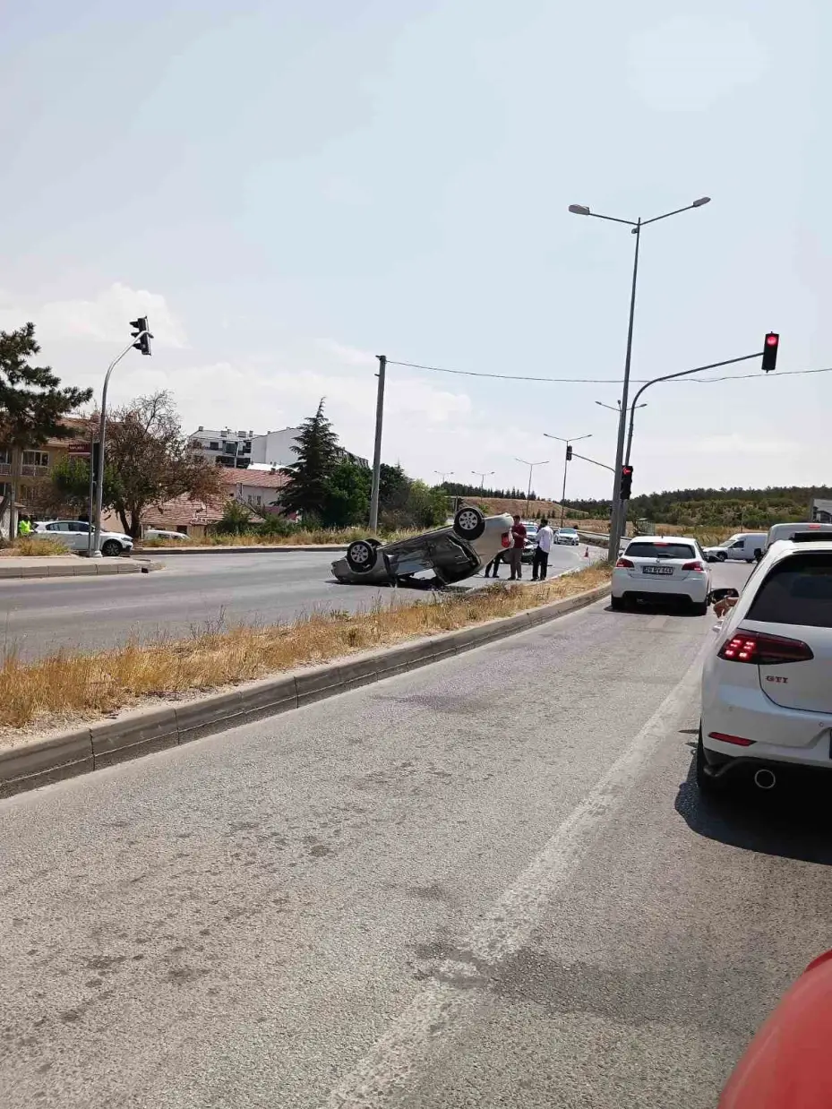 İki otomobil çarpıştı, 3 kişi yaralandı