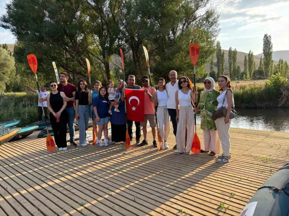 Zamantı Irmağı’nda şehit yakınları ve gaziler ücretsiz kanoya bindirildi