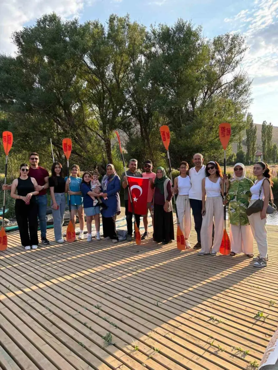 Zamantı Irmağı’nda şehit yakınları ve gaziler ücretsiz kanoya bindirildi
