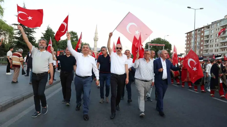 Kayseri iş dünyası milletin zaferini Cumhuriyet Meydanı’nda sahiplenmeye devam etti