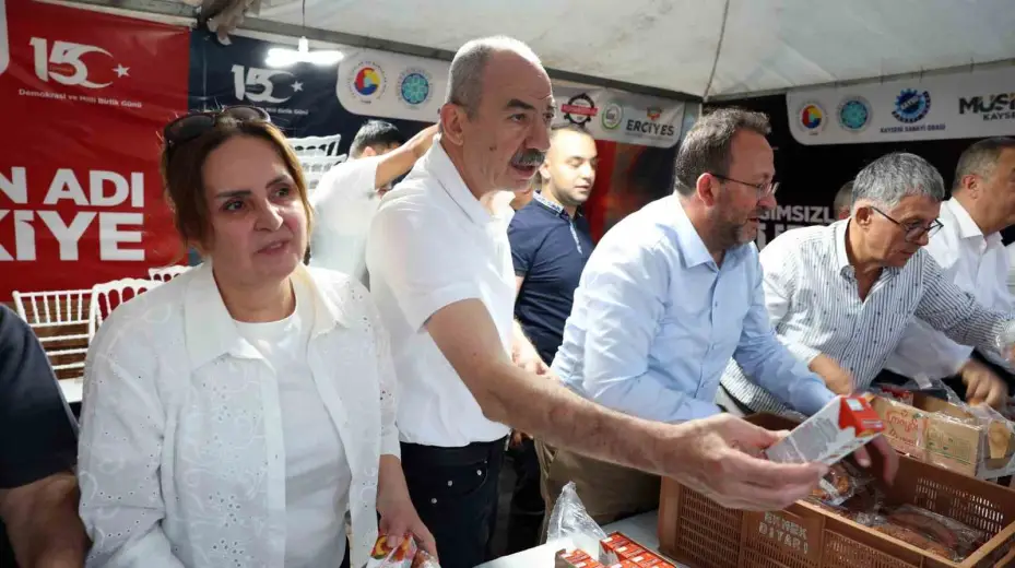 Kayseri iş dünyası milletin zaferini Cumhuriyet Meydanı’nda sahiplenmeye devam etti