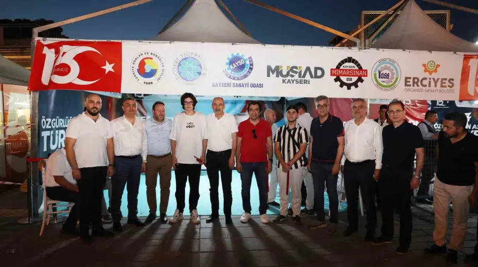 Kayseri iş dünyası milletin zaferini Cumhuriyet Meydanı’nda sahiplenmeye devam etti