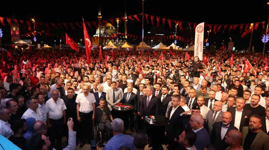 Kayseri iş dünyası milletin zaferini Cumhuriyet Meydanı’nda sahiplenmeye devam etti
