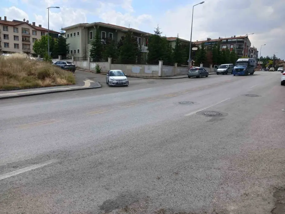 Yaşlı kadın drift atan aracın altında kalmaktan son anda kurtuldu