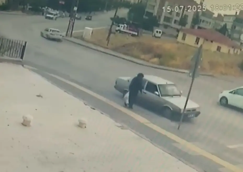 Yaşlı kadın drift atan aracın altında kalmaktan son anda kurtuldu