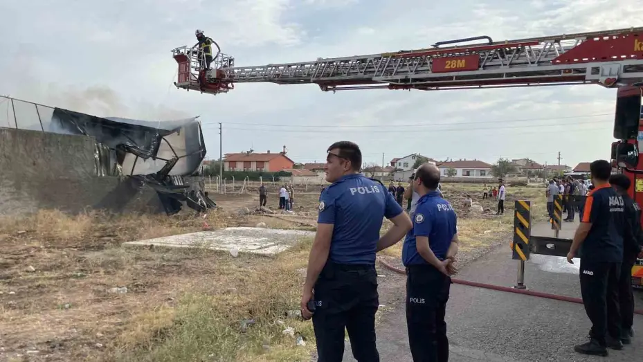 Aksaray’da yapı malzeme deposunda yangın paniği