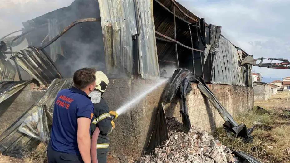 Aksaray’da yapı malzeme deposunda yangın paniği