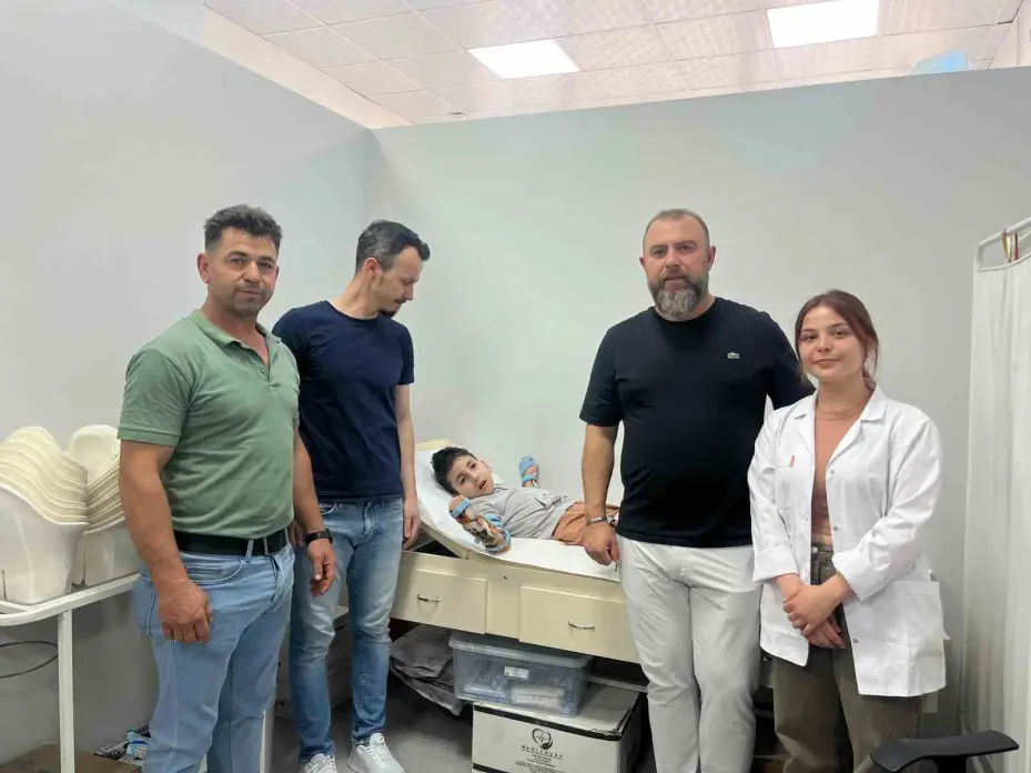 İHA’nın haberinden sonra yardımlar devam eden çocuğa KAFO cihazı alındı