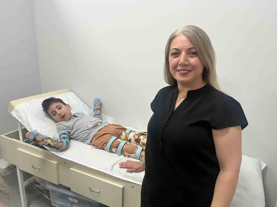 İHA’nın haberinden sonra yardımlar devam eden çocuğa KAFO cihazı alındı