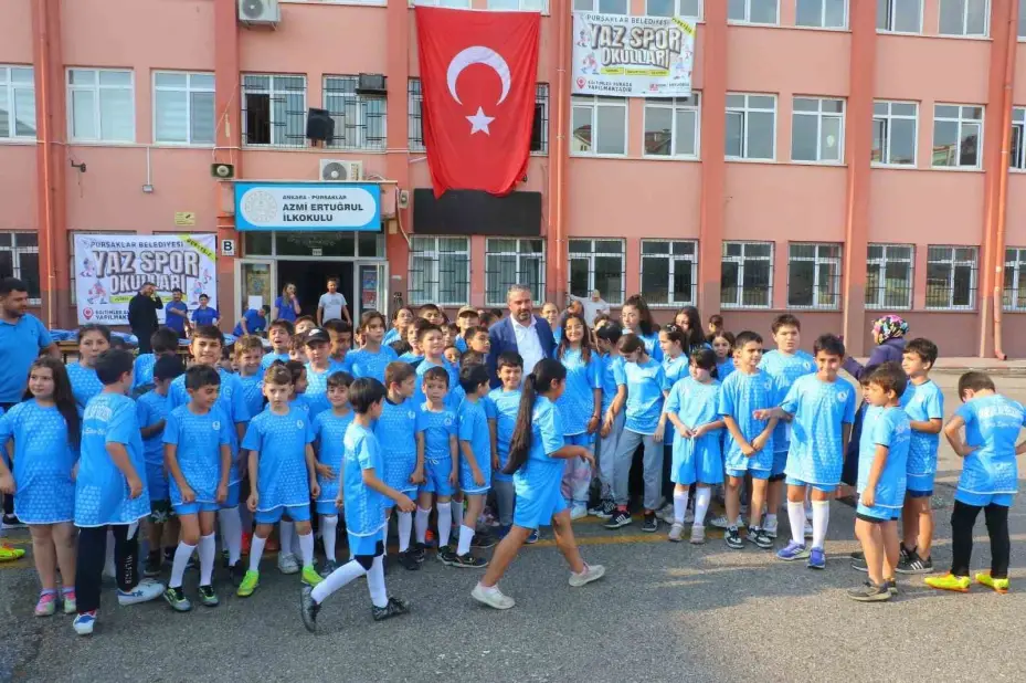Pursaklar Belediyesinden yaz spor okullarına forma desteği