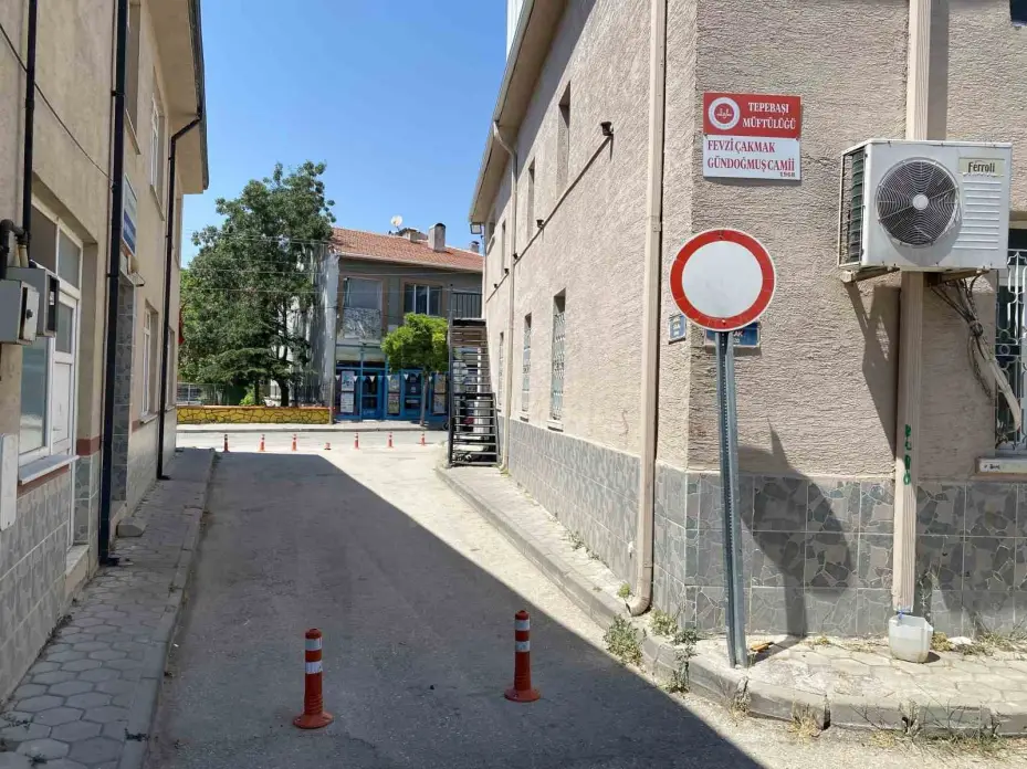 Dubalarla kapatılan sokağın ilginç görünümü