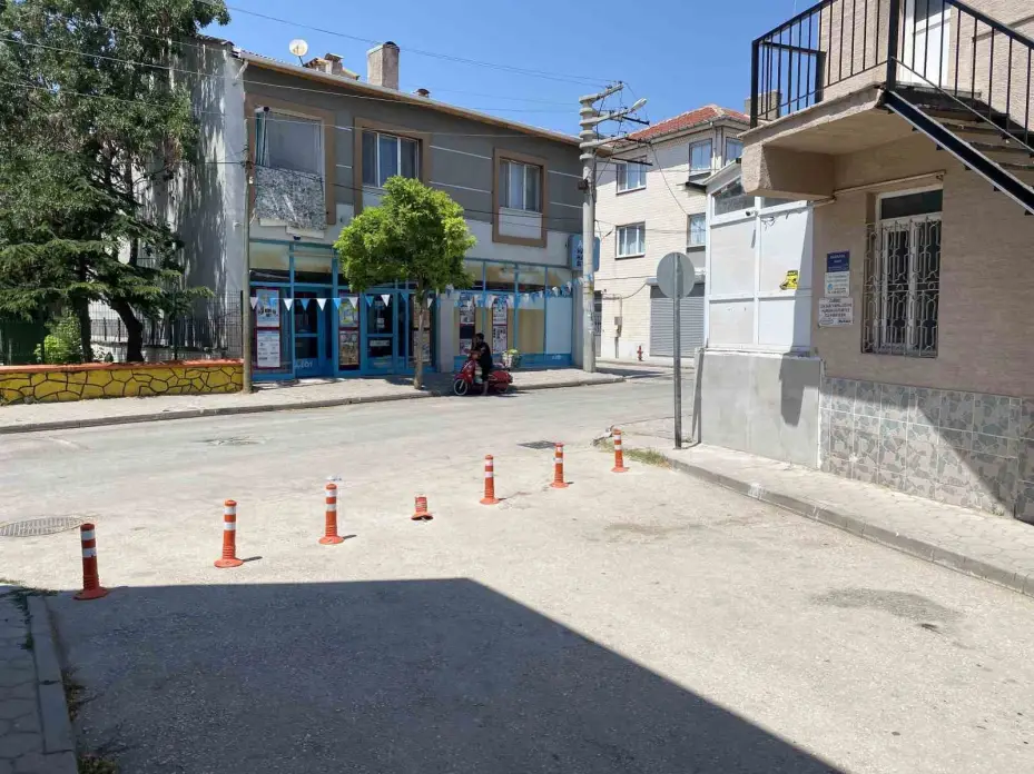 Dubalarla kapatılan sokağın ilginç görünümü