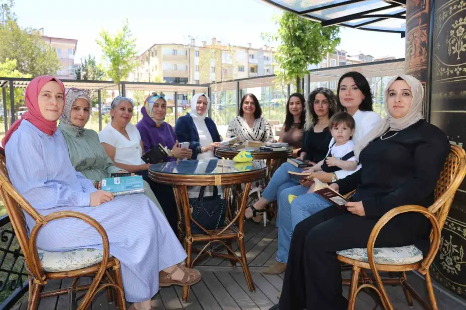 Sivas’ta kadınlar kadın programları izlemek yerine kitap okuyor