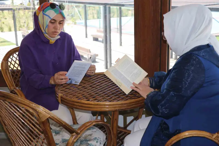 Sivas’ta kadınlar kadın programları izlemek yerine kitap okuyor