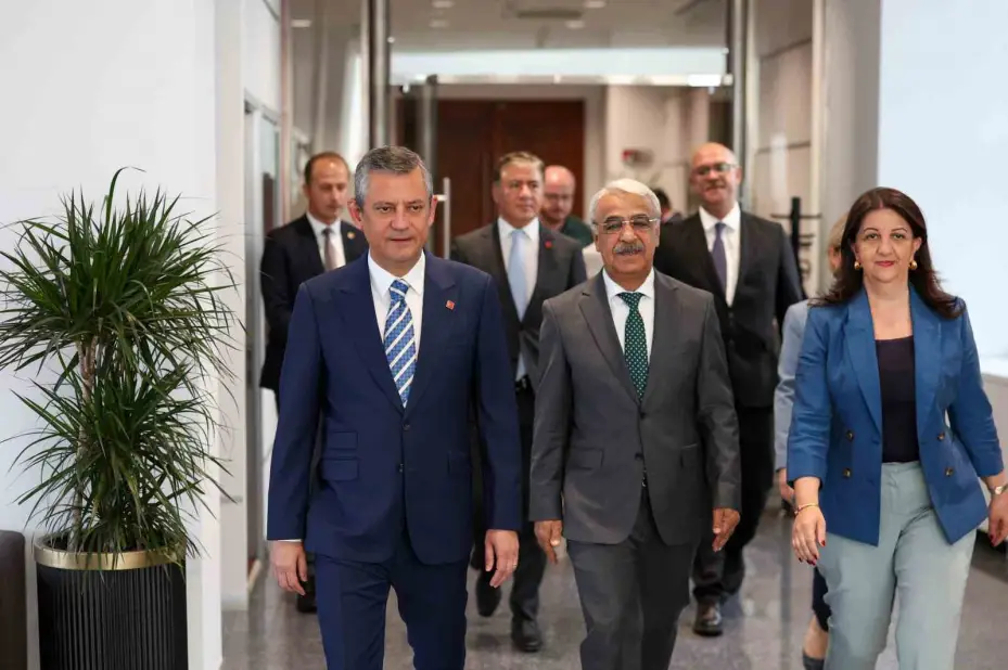 CHP lideri Özel, DEM heyetini kabul etti
