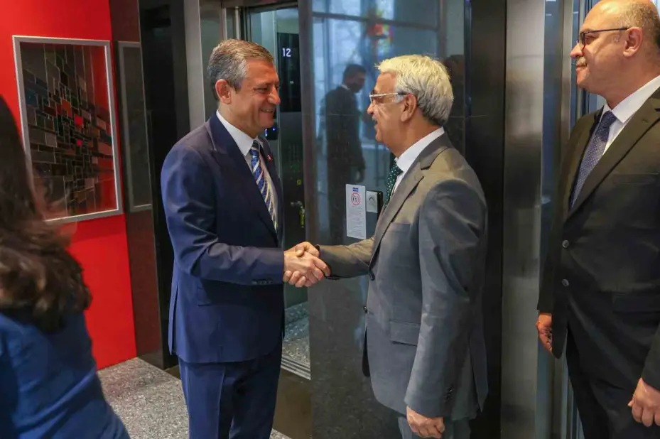 CHP lideri Özel, DEM heyetini kabul etti